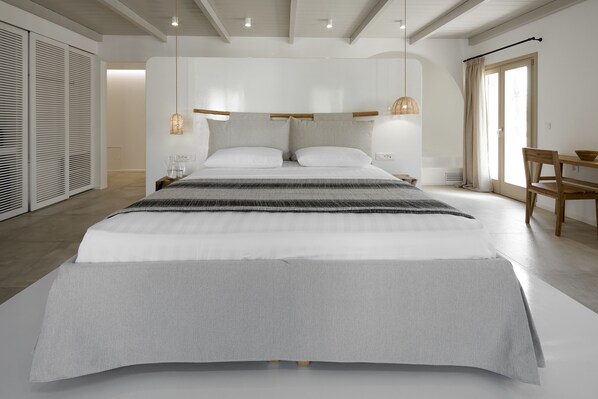 Exclusive Suite, Hot Tub (Indoor) | Minibar, in-room safe, desk, blackout drapes