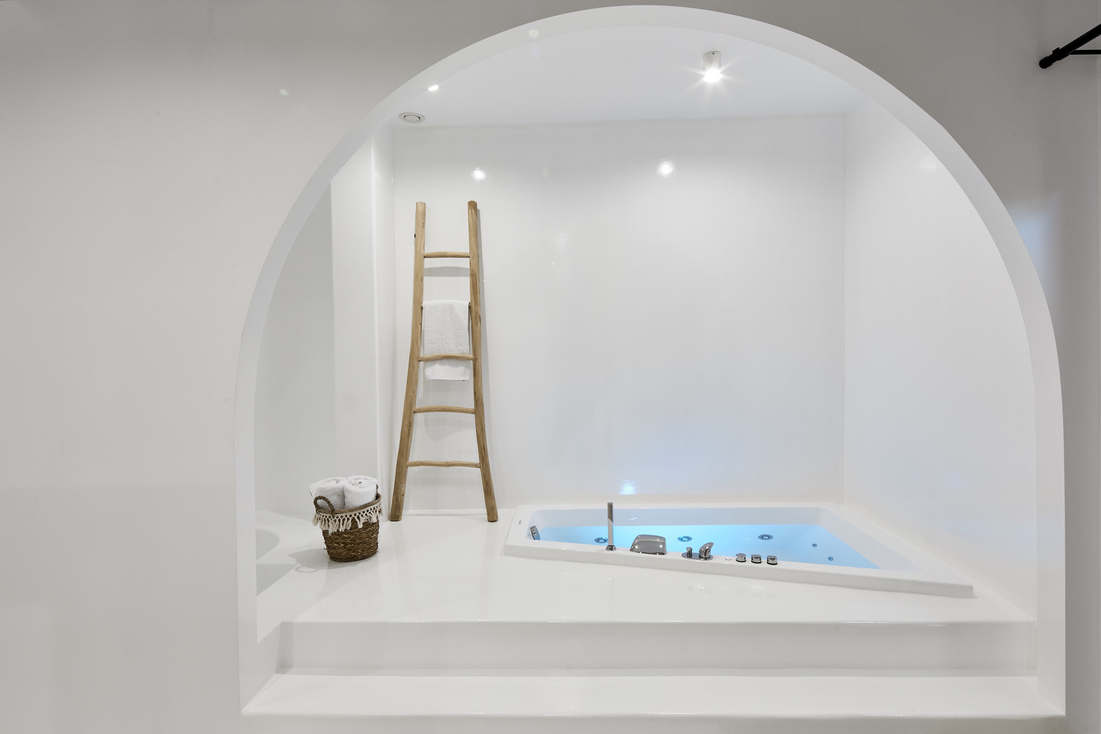 exclusive suite, hot tub (indoor) | jetted bathtub