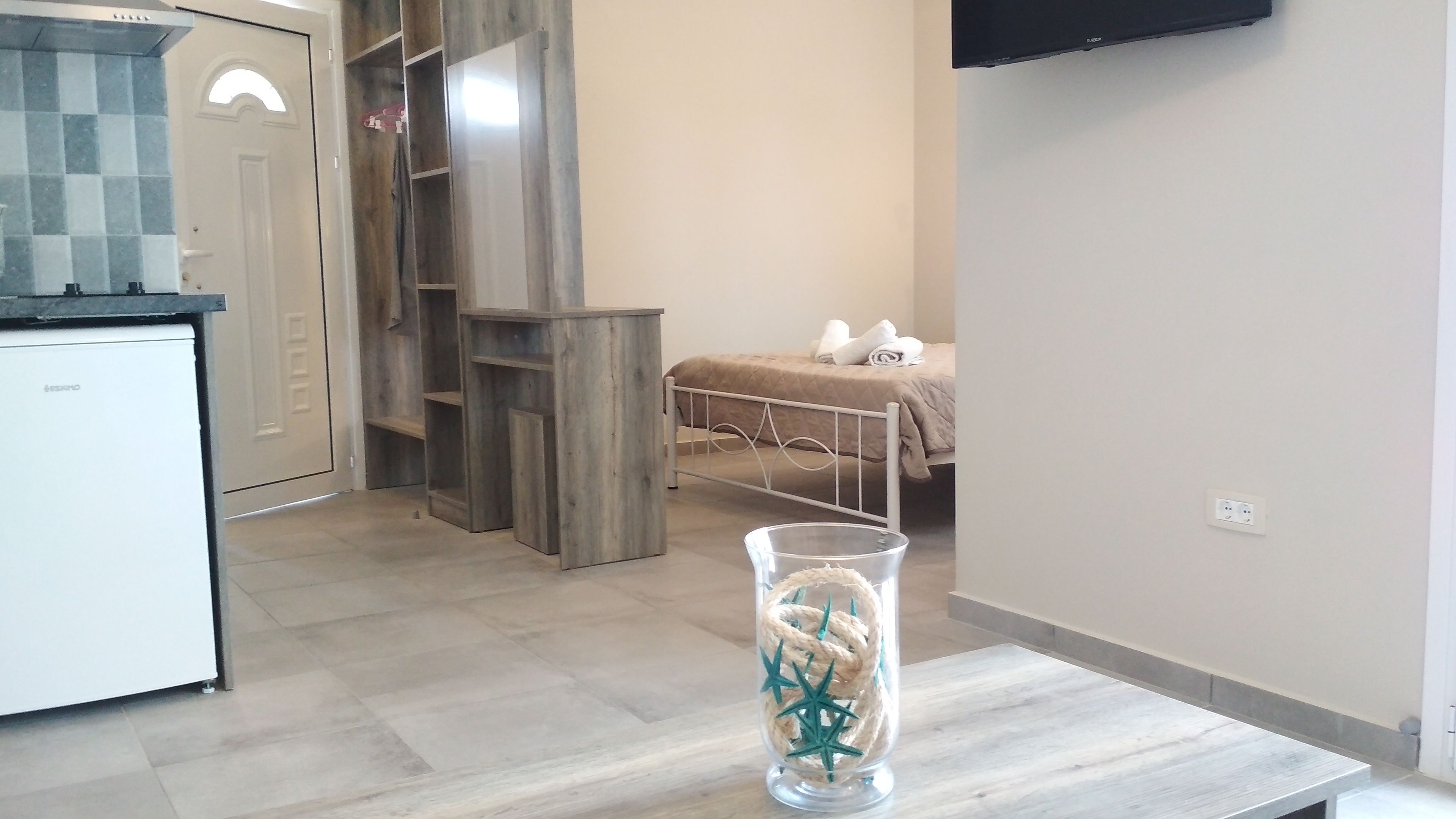 Superior-Studiosuite | Eigene Kochnische | Kühlschrank, Herdplatte, Wasserkocher, Toaster