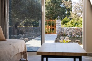 Villa, 1 chambre | Aire de séjour | Téléviseur à DEL de 32 po avec télévision numérique, téléviseur