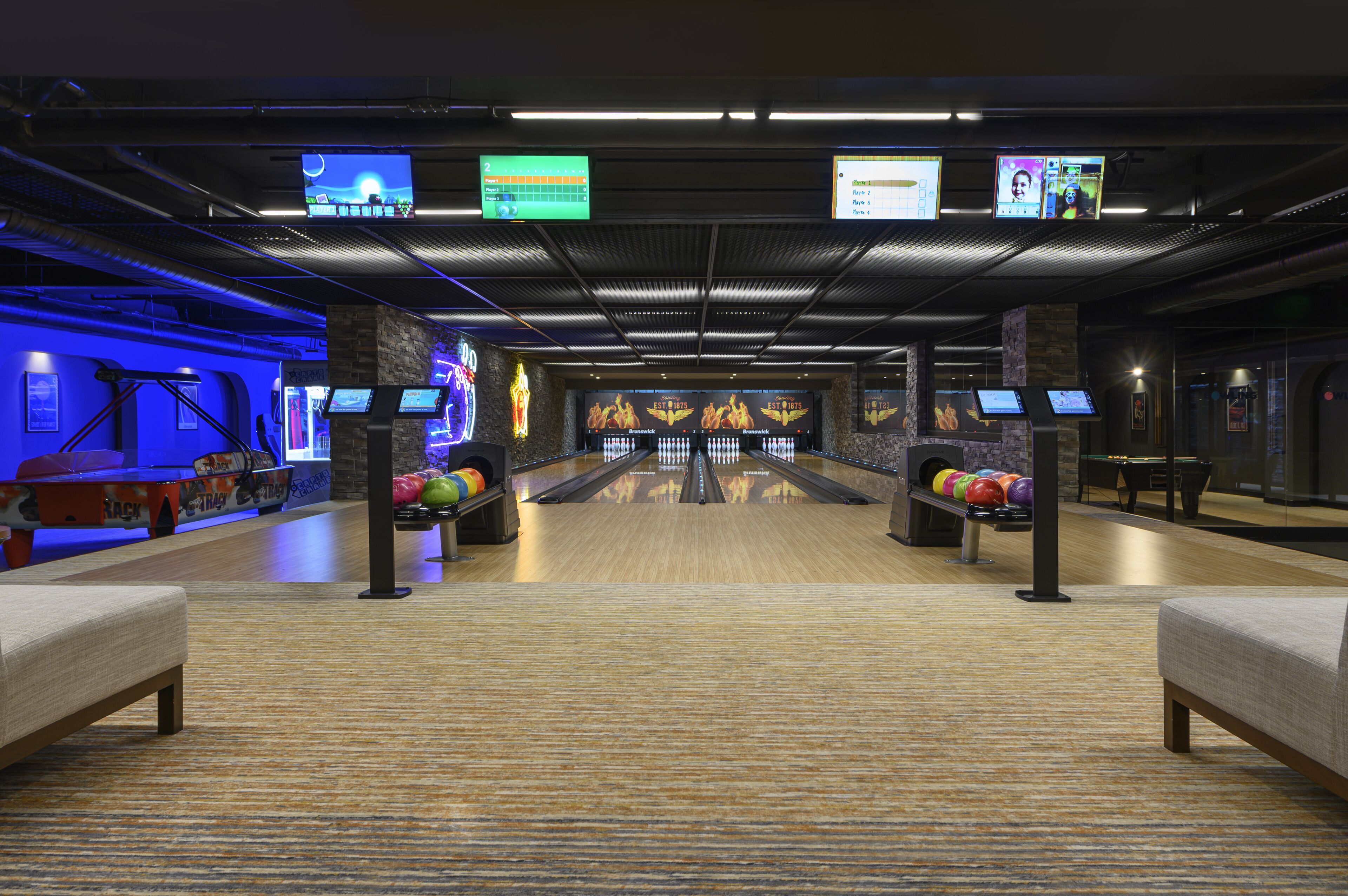 Un bowling doté de nombreuses pistes, d’éclairages au néon et de tableaux de scores numériques.