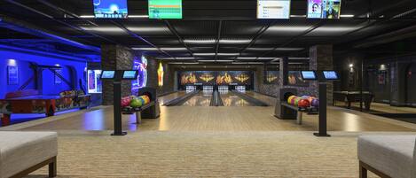 Un bowling doté de nombreuses pistes, d’éclairages au néon et de tableaux de scores numériques.