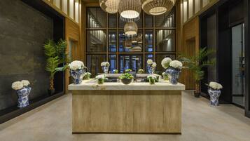 Couples treatment rooms, sauna, hot tub, steam room, Turkish bath