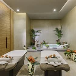 Salas para tratamentos a dois, sauna seca, banheira de hidromassagem