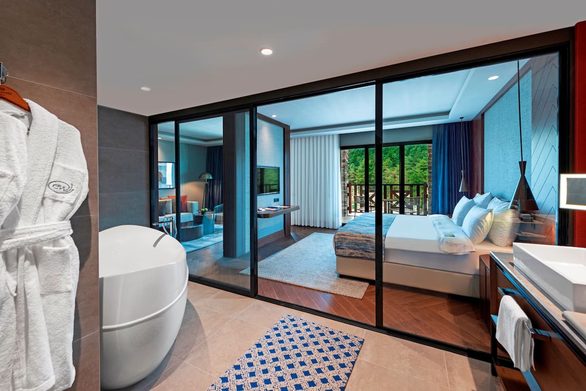 comfort suite with king size bed, pond and forest view | 1 bedroom, minibar, in-room safe, desk