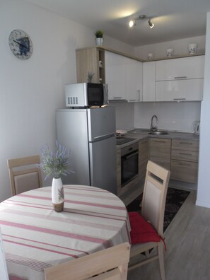 ميكروويف، فرن، محمصة خبز، مستلزمات طهي/أطباق/أوعية