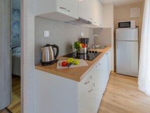 Refrigerador, microondas, lavavajillas y utensilios de cocina 