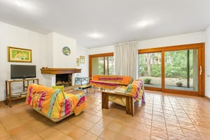 TV, fireplace - Independent villa with garden (Santa Margherita di Pula)