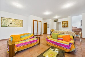 Een televisie en een open haard