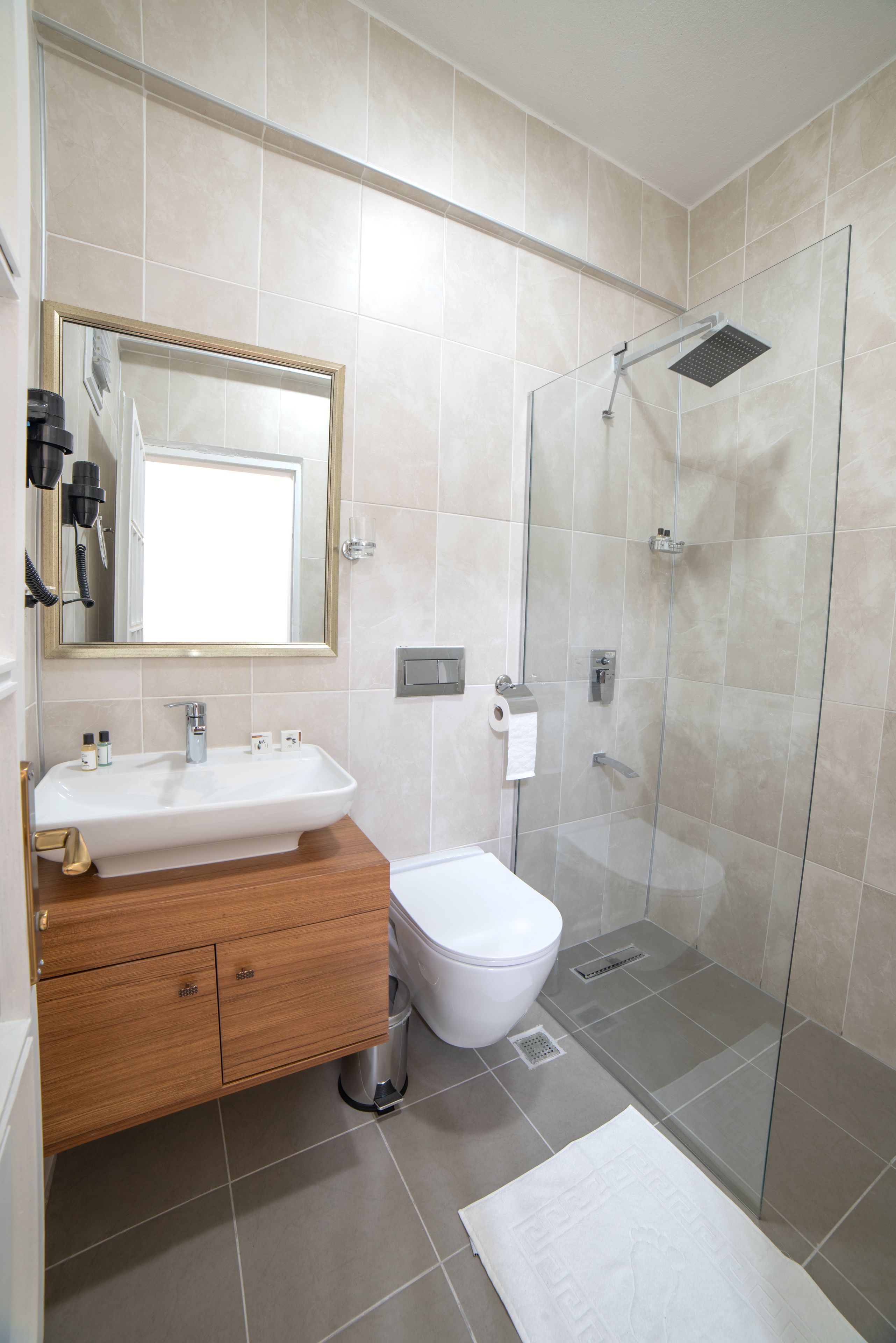 shower, free toiletries, hair dryer, slippers