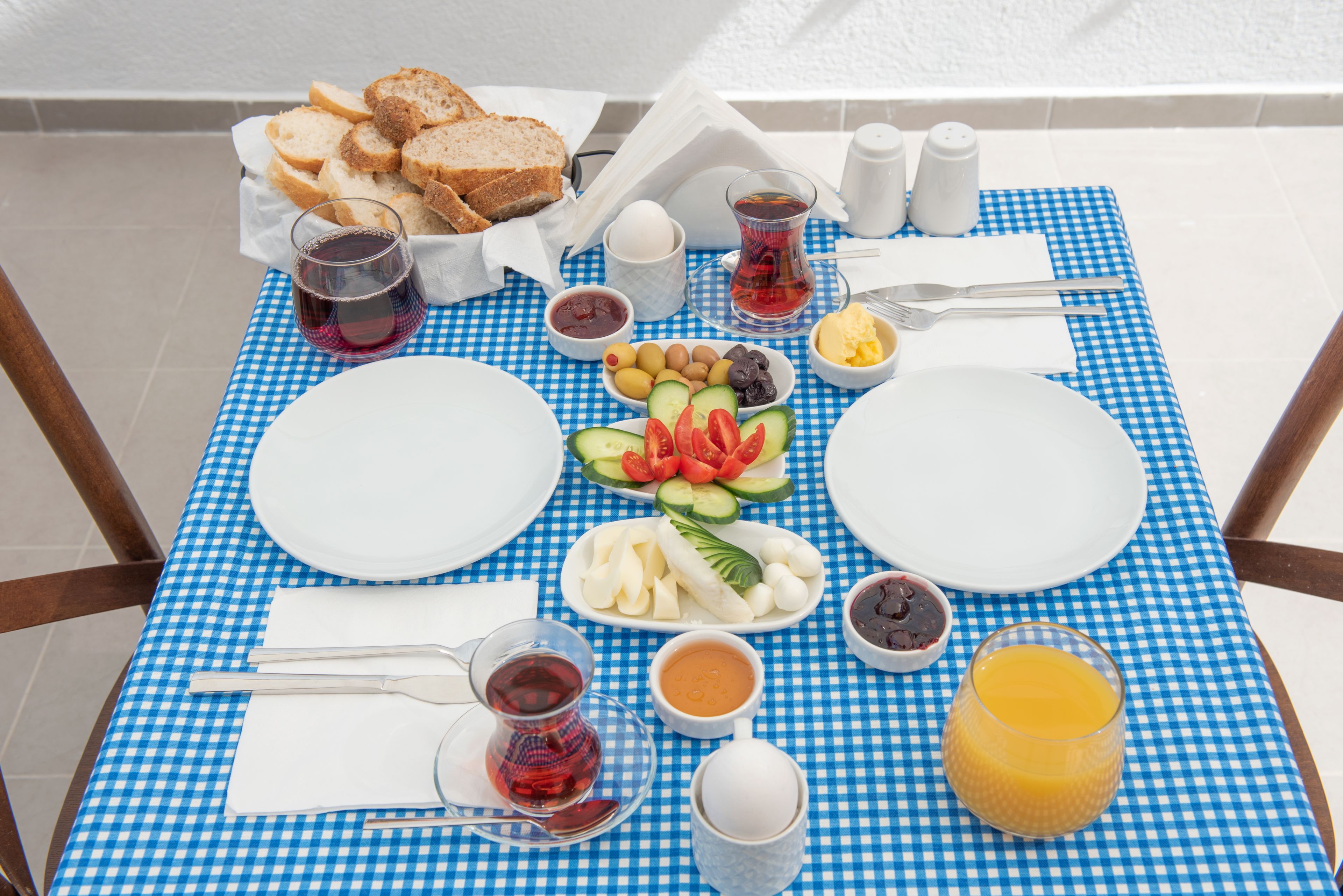 daily continental breakfast (eur 11 per person)