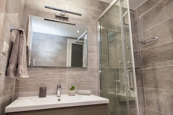 Apartment, 2 Bedrooms | Bathroom sink
