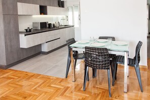 Apartment, 2 Bedrooms | In-room dining