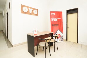 Reception - OYO 658 Alibaba Residence (Surabaya)