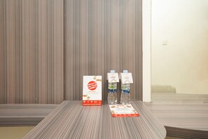 Standard Double Room, 1 Double Bed | Room amenity - OYO 658 Alibaba Residence (Surabaya)