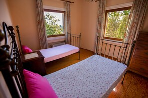 Vila, 4 quartos, vista para a piscina | Quartos à prova de som, ferros/tábuas de passar roupa, Wi-Fi de cortesia