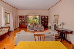 Villa, 4 habitaciones, vista a la alberca | Área de sala de estar | Televisión de pantalla plana y tenis de mesa 