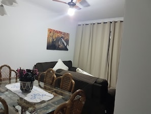 Apartment, Mehrere Betten | Wohnbereich | LCD-Fernseher