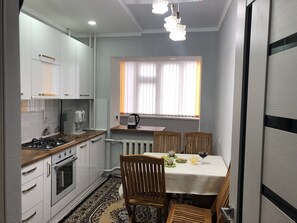 Réfrigérateur dans l'espace commun, micro-ondes dans l'espace commun