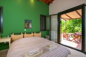 Sistema de insonorización y tabla de planchar con plancha 