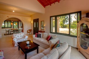 Villa, 3 Schlafzimmer, Gartenblick | Wohnbereich | Flachbildfernseher