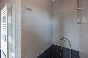 Villa, 3 Bedrooms, Garden View | Bathroom shower
