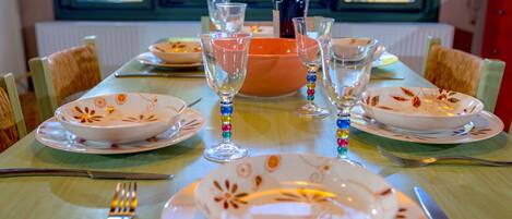 Villa, 3 Bedrooms, Garden View | In-room dining