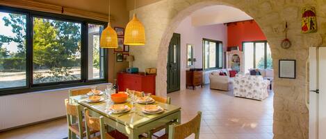 Villa, 3 soverom, hageutsikt | Spiseområde på rommet