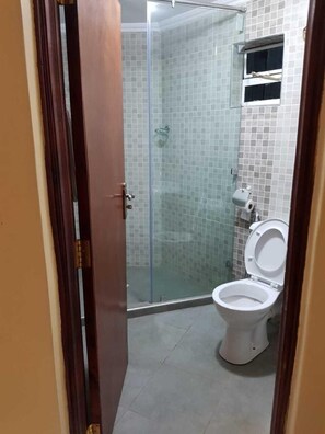 Deep-soaking bathtub, free toiletries, towels