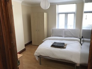 ROOM 5 Double Room | Desk, laptop workspace, soundproofing, free WiFi - Hummingbird Home (Cardiff)