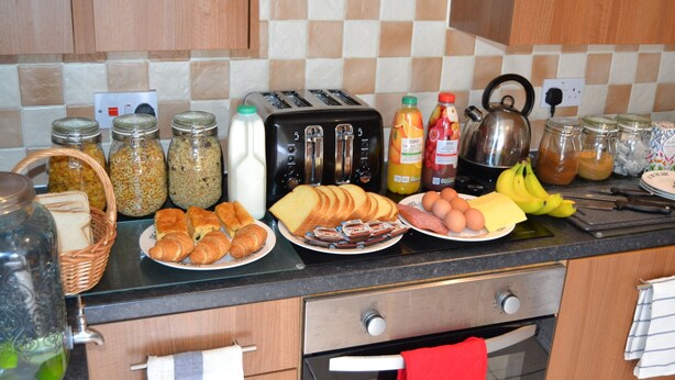 Free daily continental breakfast - Hummingbird Home (Cardiff)