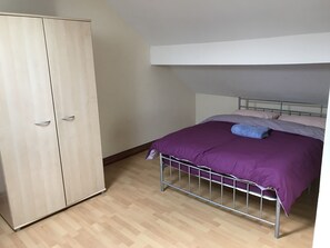 Habitación básica doble, 1 cama doble | Escritorio y espacio para trabajar con un portátil