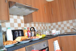 Free daily continental breakfast  - Hummingbird Home (Cardiff)