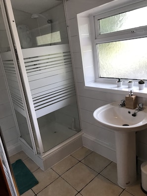 Deep soaking tub - Hummingbird Home (Cardiff)