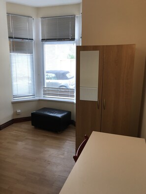 Desk, laptop workspace, soundproofing, free WiFi - Hummingbird Home (Cardiff)
