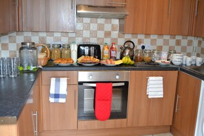 Free daily continental breakfast - Hummingbird Home (Cardiff)