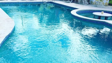 Kolam renang outdoor, dengan payung kolam renang dan kursi berjemur