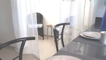 Apartemen Standar, 2 kamar tidur | Area keluarga | Televisi layar datar 32-inci dengan saluran TV kabel dan TV