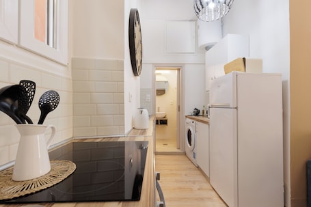 Refrigerador con freezer, microondas, horno, placa de cocina