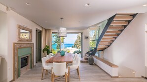 Villa, 4 soverom, sjøutsikt | Spiseområde på rommet