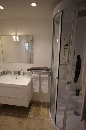 Classic-Doppelzimmer | Badezimmer | Designer-Toilettenartikel, Haartrockner, Handtücher, Seife