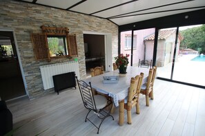 Daily continental breakfast (EUR 8 per person) - La Villa Jalna Chambres Appartement (Roquefort-les-Pins)