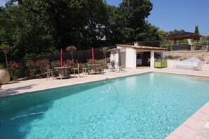 Outdoor pool, open 9:30 AM to 9:30 PM, pool umbrellas, sun loungers - La Villa Jalna Chambres Appartement (Roquefort-les-Pins)