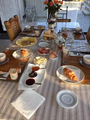 Tägliches kontinentales Frühstück gegen Gebühr