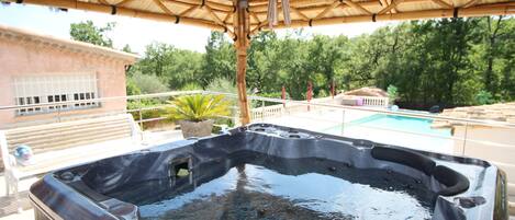 Bain à remous extérieur