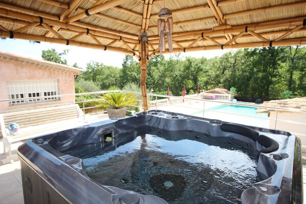 Tina de hidromasaje al aire libre