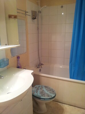 Bathtub, hair dryer, towels, soap