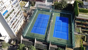 An aerial view of a tennis court surrounded by residential buildings. - PARIS_BNF Economical, comfortable studio close to Bercy BNF and Jardin Plantes (Paris)