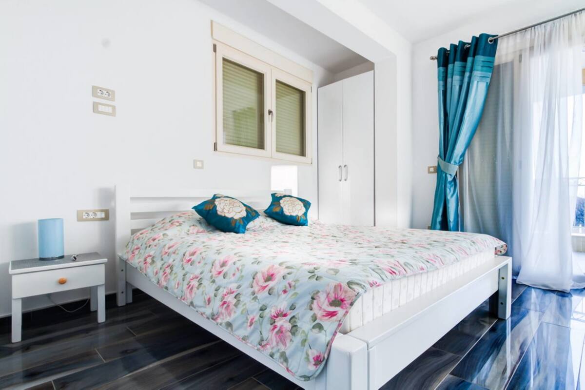 Comfort Apartment, Sea View | In-room safe, individually decorated, individually furnished, desk