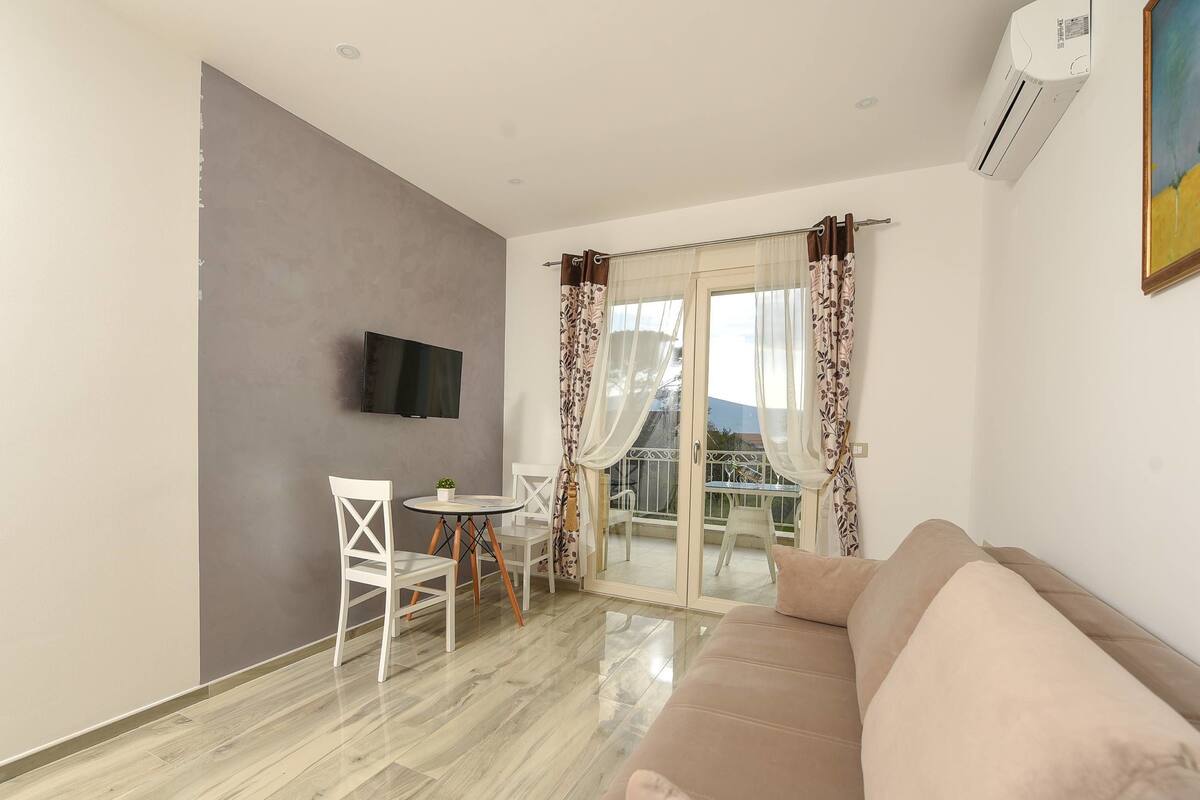 Classic Studio, Sea View | In-room safe, individually decorated, individually furnished, desk